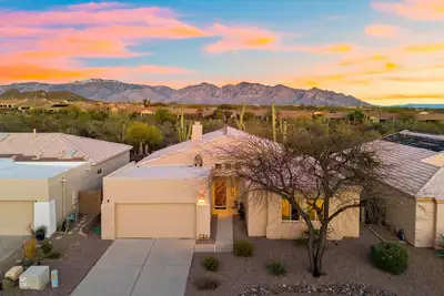 Image de Remodeled modern beauty backs to open desert with mountain views & home theatre