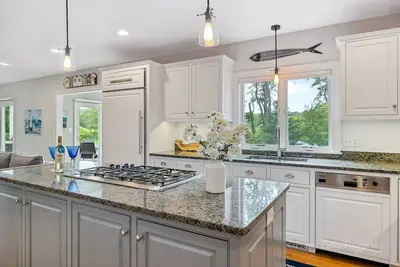 Image de Spacious Custom Chatham Home w\/Pool, Guest Cottage & Water Views: 051-C