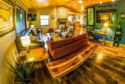 Image de Woods Upon A Time: Lavish Hilltop Cabin w/Fishing Pond