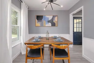 Image de South Austin Bungalow. Large Yard. Pets ok. Close to parks, coffee. .