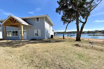 Image de Waterfront Beauty with Private Fishing Pond! ! 4 Bedrooms 3 Full Baths! !