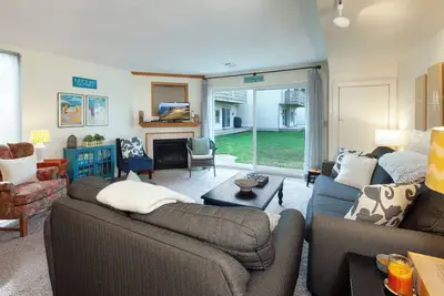 Image de Well Appointed & Updated condo, Outside heated pool, Lovely patio