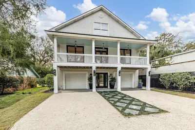 Image de Large family home with private pool and short drive to beach.