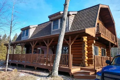 Image de Private, Family/Pet-Friendly, Log Cabin on Waterfront Chicaugon Lake Property.
