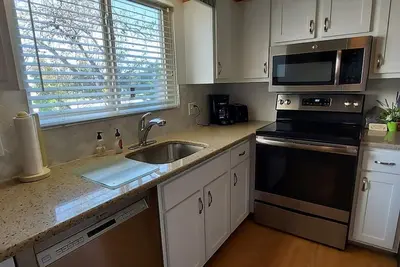 Image de 3 king master suites, 4 bed 4 bath, outside heated pool, between Leland and Ga