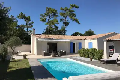 Image de Large summer house with swimming pool, ideal for family and friends! ! 14 pers.