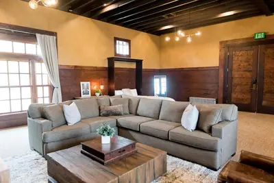 Depot Flat - Kitchenette, 2 Queen Murphy Beds, Large Sitting Area