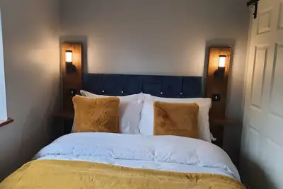 Image de Country style, 2 bedroom house, private parking, city location