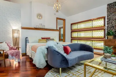 Park Suite: Luxury, artistically decorated suite with garden tub