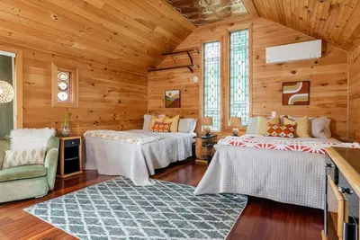 Image de Upper Bunk - Ada accessible suite at New Park Event Venue