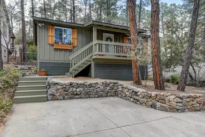 Image de 1 Mi to Dtwn Prescott: Quiet Cabin in the Pines!