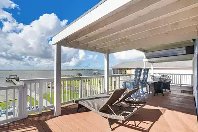 Image de On Galveston Bay: Spacious Home w/ Pier & Grills!