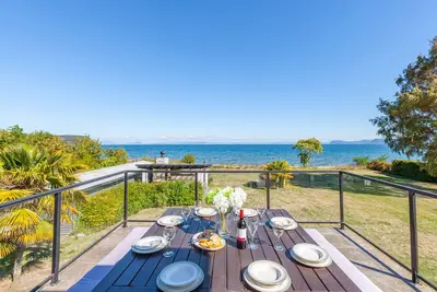 Image de Lakefront Villa - Waitahanui Holiday Home