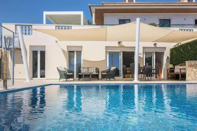 Image de Appartement Abelha avec vue sur la mer, piscine à débordement, jardin partagé et Wi-Fi