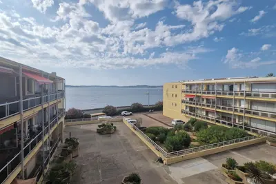 Image de 2 pièces climatisé dans résidence fermée, vue mer, accès plage, centre-ville