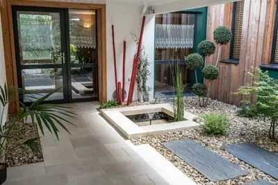 Image de Maison 4 étoiles avec patio et jardin