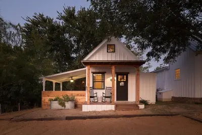 Image de Charming Historic lodging on the outer banks of the Llano River