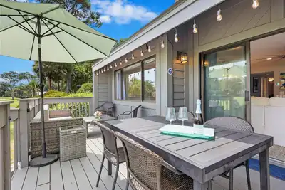 Image de Renovated villa with fairway views, community pool & sundeck!