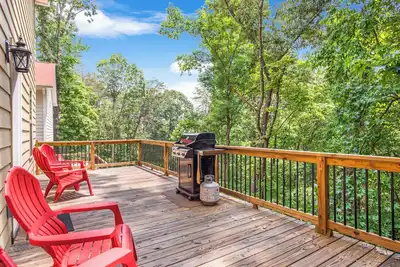 Image de ★ Hot Tub, Grill + Games ★ Cozy Downtown Mountain Views ★