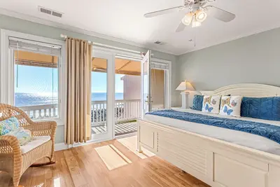 Image de Beachfront Butler Ave townhome with 3 decks and direct beach access