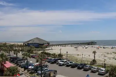 Image de The private covered balcony overlooks the Atlantic Ocean and Tybee Pier.