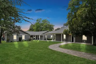 Image de Amazing water views, hot tub, fishing, swimming, sunbathing, and private dock!