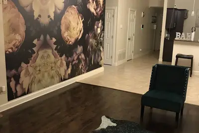 Image de modern home Near bishop arts. Urban 4 bedroom 4bath