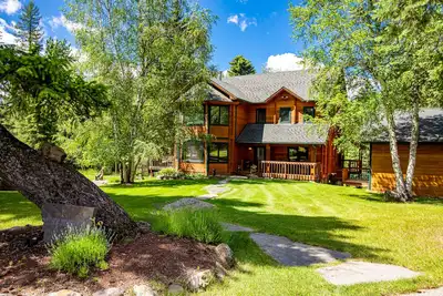 Image de Gorgeous Home on 6. 5 acres lots of privacy just minutes to Whitefish, Hot Tub!