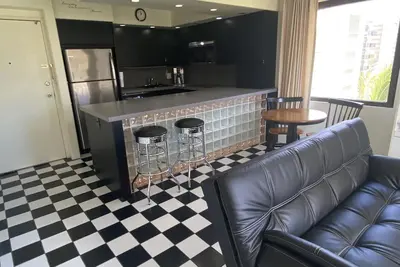 Image de Retro-Modern Waikiki Condo with Free Parking, Central Ac & Washer-Dryer for 4