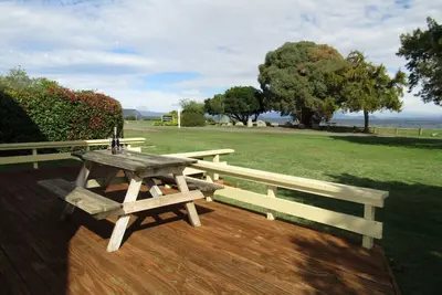 Image de Classic Kiwi Bach by the Lake – Family Friendly in Five Mile Bay