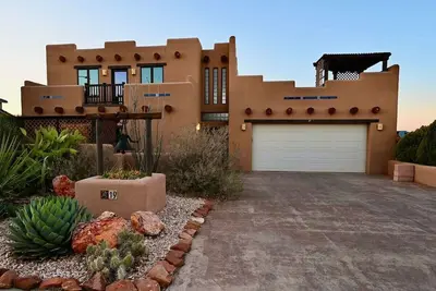 Image de Santa Fe Style Custom Home - Hot Tub, Gorgeous View at Desert Edge!