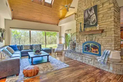 Image de 16-Acre Pilot Point Ranch: Private Pond & Hot Tub