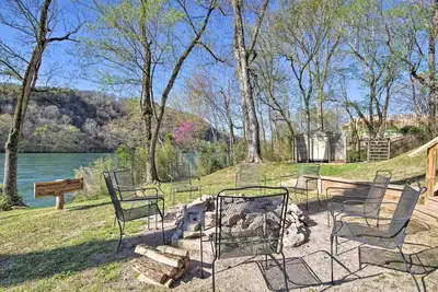 Image de Expansive Cotter Cabin on White River w/ Deck!