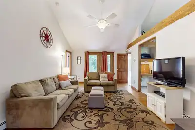 Image de Charming dog-friendly home with large yard & WiFi - walk to beach & Great Pond