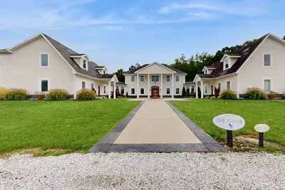 Incredible equestrian estate & guest house with in-ground pool