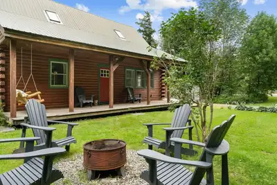 The Charming Vermont Log Cabin - Hiking and outdoor activities close by.