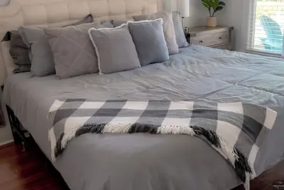 Image de Quiet Craftsman Style Home in historic neighborhood that sleeps 8