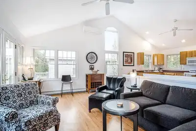 Image de Stylish above-garage condo with WiFi, electric fireplace & balcony