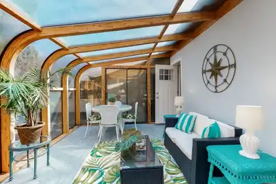 Image de Quaint Home w/ Free WiFi, Full Kitchen, and a Furnished Sunroom