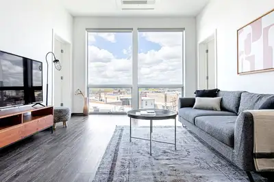 Image de Tasteful Logan Square 2br w/ Gym, Roof Deck, 1 block to L, by Blueground