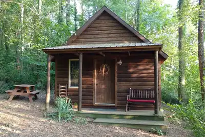 Image de The Camp Cabin at Darst-Myers Hallstead