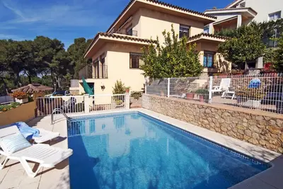 Image de Spacieuse maison avec piscine privée et barbecue