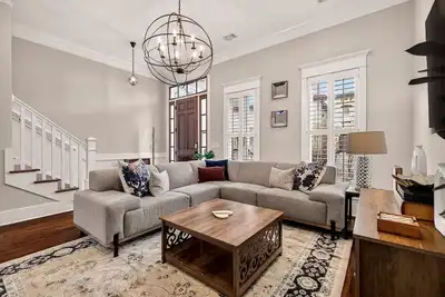 Image de Perfect Modern Getaway with Parking Steps to Forsyth by Lucky Savannah