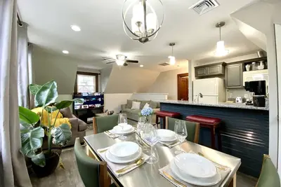 Image de Safe & Trendy Historic Midtown 3rd Floor Riverview Apartment