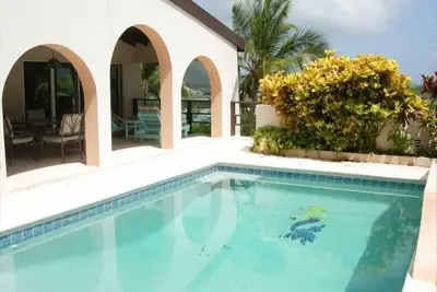 Image de Mermaid Villa: Breezes, une piscine et une plage de sable blanc;