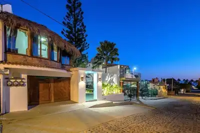 Image de Private Villa, Authentic Cook Included, heated pool, just steps to the beach