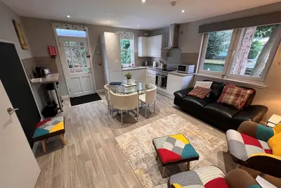 Image de 2 Bed-Appartement-Salle de bain privée séparée-Vue sur Jardin