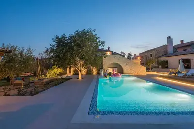 Image de Villa de luxe méditerranéenne de 4 chambres pour 8 personnes avec sauna et piscine chauffée