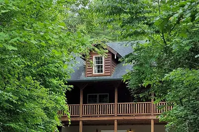 Image de Secluded cozy cabin nestled among the hemlocks and rock formations in Hocking