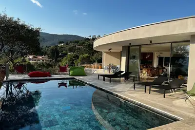 Image de Magnifique et Luxueuse villa. Piscine à débordement. Vue mer sur le Cap Negre